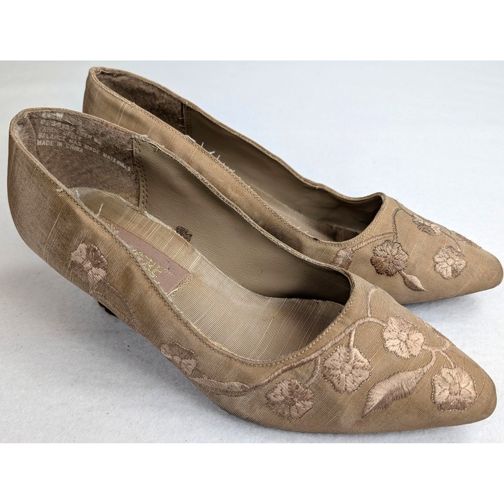 Premiere Collection Women 6.5W Champagne Floral Embroidered Kitten Heels